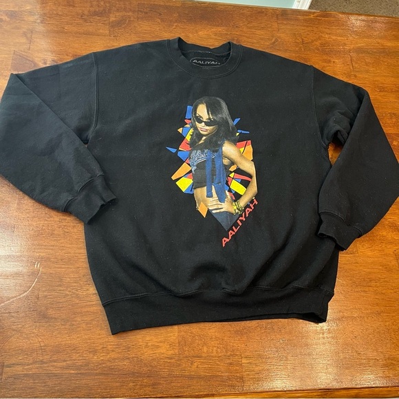 Aaliyah Tops - Vintage Y2K Aaliyah R&B Solo Singer Crewneck black sweatshirt size s/m